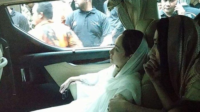 Kesetiaan BCL, Antarkan Sang Suam Ashraf Sinclair ke Peristirahatan Terakhir