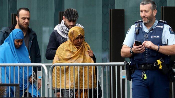 FOTO: Khaled Alnobani (bertopi) terlihat datang memenuhi panggilan Pengadilan Tinggi Christchurch, Senin (24/8/2020) untuk menyampaikan dampak yang ia rasakan atas serangan penembakan masjid di Selandia Baru yang terjadi pada Jumat 15 Maret 2019