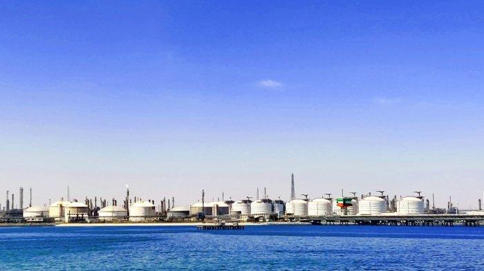 Kilang Minyak Ilustrasi 090