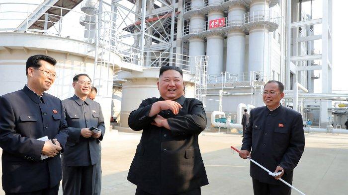 Gambar ini diambil pada tanggal 1 Mei 2020 dan dirilis oleh Kantor Berita Pusat Korea (KCNA) resmi Korea Utara pada tanggal 2 Mei 2020 menunjukkan pemimpin Korea Utara Kim Jong Un menghadiri upacara untuk menandai penyelesaian pabrik pupuk fosfat Sunchon di Provinsi Pyongan Selatan, Korea Utara.
