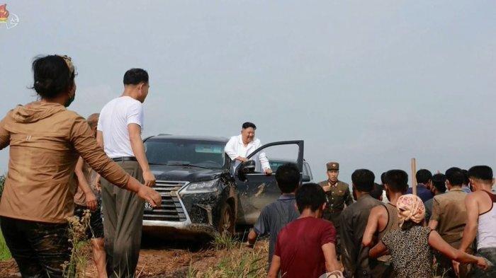 Nyetir Sendiri Naik SUV Lexus, Kim Jong Un Kunjungi Korban Banjir, terungkap Fakta Mengejutkan Ini. Kim Jong Un keluar dari SUV Lexus yang dikemudikan sendiri