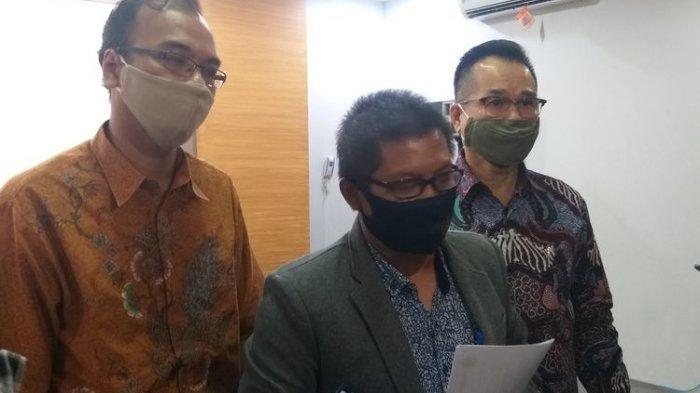 Ketua Bidang Humas dan Komunikasi Universitas Katolik Musi Charitas Agustinus Riyanto saat memberikan keterangan pers terkait RN (43) dosen yang tertangkap oleh Polrestabes Palembang saat sedang oral seks dengan anak laki-laki di bawah umur, Selasa (18/8/2020).
