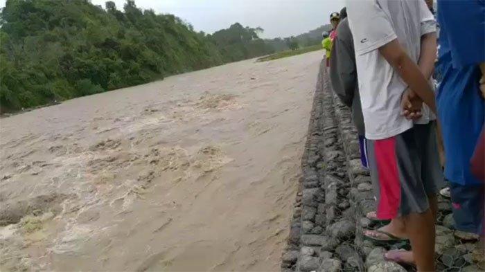 Kondisi arus sungai yang berada di bawah jembatan gantung di Desa Manau Sembilan