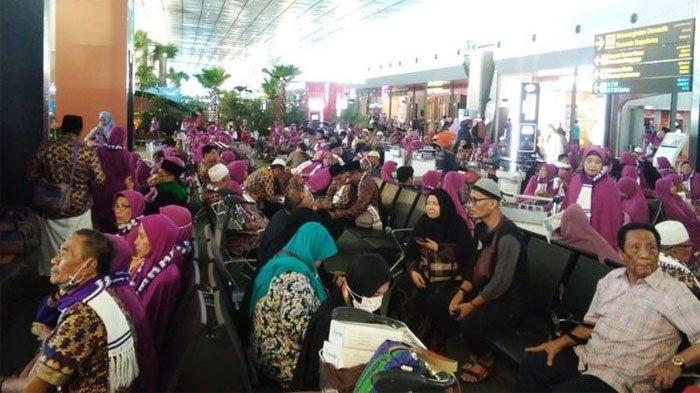Kondisi jamaah umrah yang batal terbang dan terlantar di Bandara Soekarno-Hatta 2