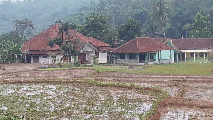 Kondisi kampung tak berpenghuni di Desa Harkatjaya