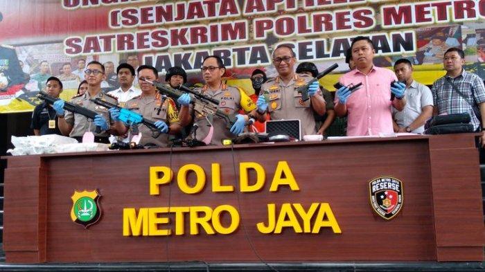 Konferensi pers pengungkapan kepemilikan senjata api ilegal