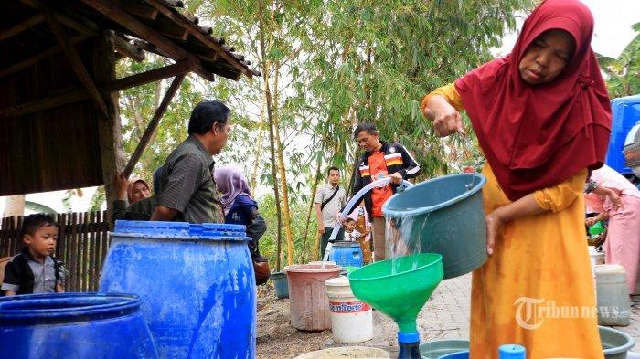 Ilustrasi warga mengumpulkan air di masa kemarau