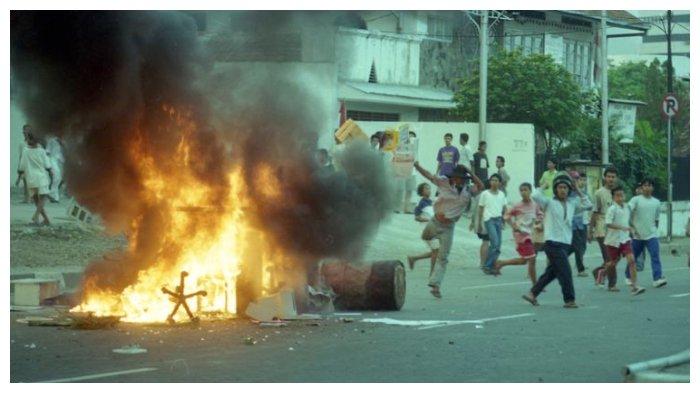 Kerusuhan PDI 27 Juli 1996 di Jakarta.(KOMPAS/ JULIAN SIHOMBING)