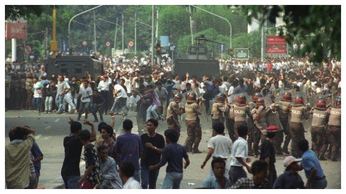 Penyerbuan kantor PDI di Jalan Diponegoro oleh pendukung kubu Soerjadi berakhir dengan bentrokan antara massa dan aparat keamanan di kawasan Jalan Salemba, Jakarta Pusat, 27 Juli 1996. Sebelumnya, kantor PDI diduduki massa pendukung Megawati.(Kompas/Eddy Hasby)