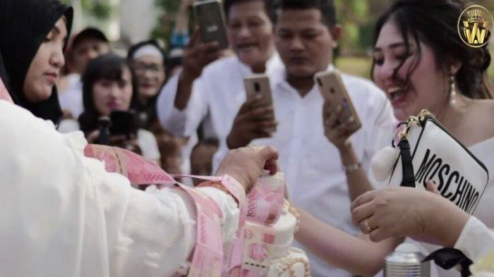 Kue Tar Berisi Emas Dipersembahkan Via Vallen Saat Ultah Sang Ibu