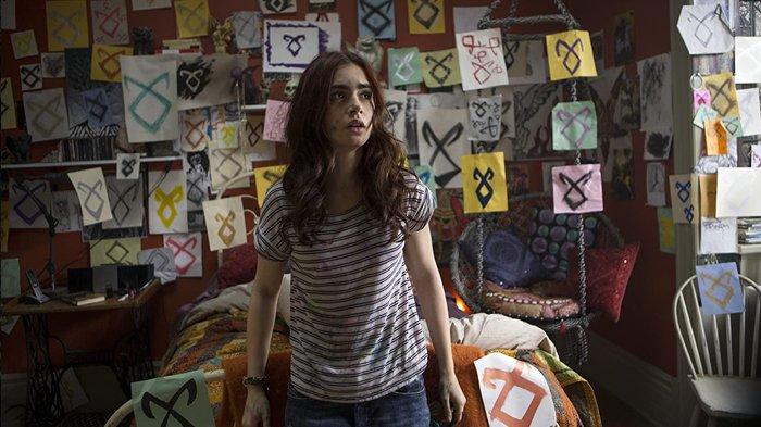 Lily Collins dalam The Mortal Instruments: City of Bones (2013)