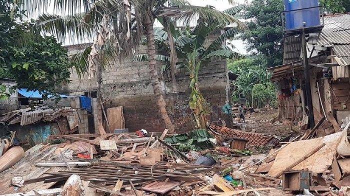 Lingkungan rumah Supri berantakan