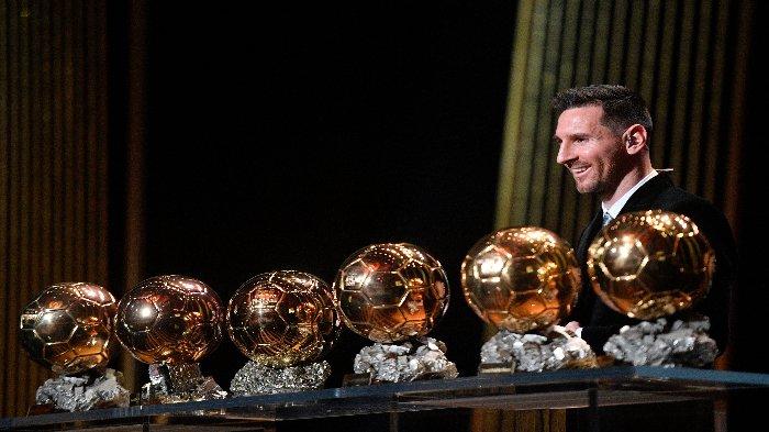 Lionel Messi dan enam Ballon d'Or yang ia menangkan.