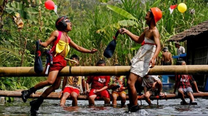 Lomba gebuk bantal 3