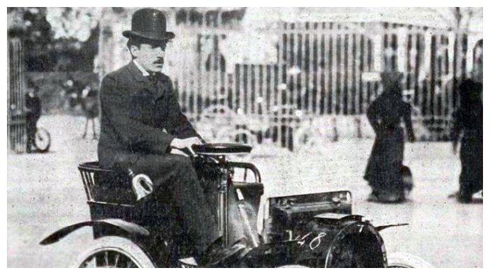 Louis Renault mengendari mobil pertamanya