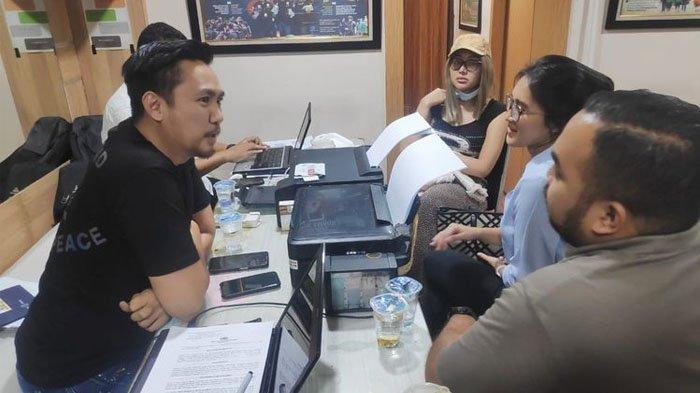 Lucinta Luna di periksa oleh Polres Metro Jakbar 1