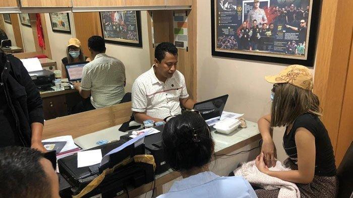 Lucinta Luna saat diperiksa pihak kepolisian