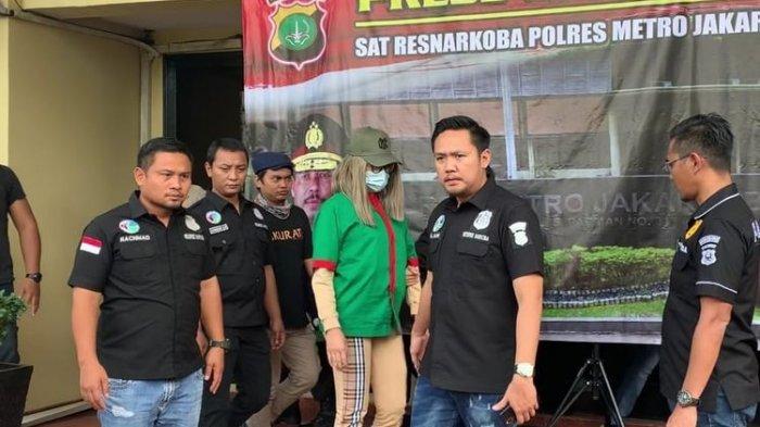 Lucinta Luna saat konferensi pers di Polres Metro Jakarta Barat 1