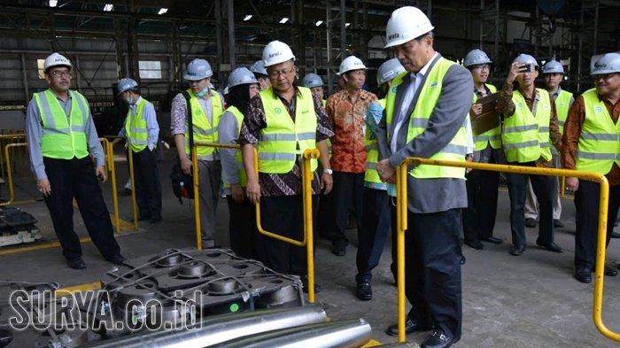 Luhut Binsar Panjaitan saat meninjau PT Barata Indonesia di Gresik, Selasa (18/7/2017).