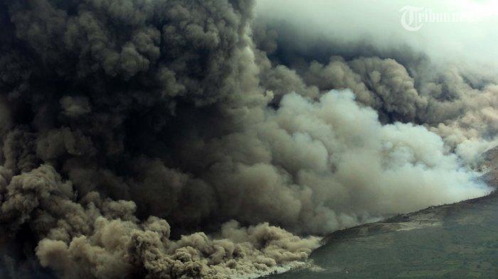 Luncuran awan panas Gunung Sinabung Sabtu (4/1/2014)