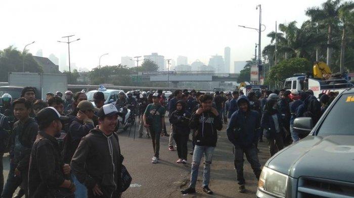 Mahasiswa dari Universitas Islam Negeri Bandung tiba depan gedung DPR RI
