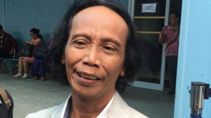 Mandra dalam wawancara di pelataran Gedung Trans