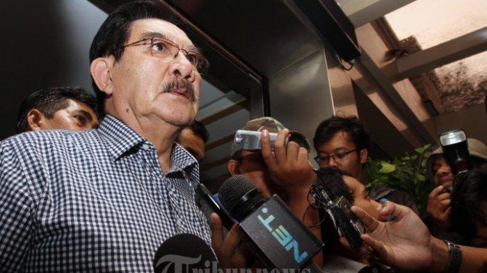 Mantan Ketua KPK Antasari Azhar menjawab pertanyaan wartawan