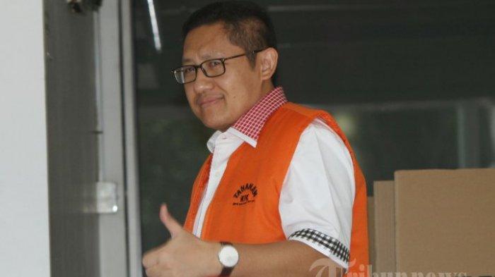 Mantan Ketua Umum Partai Demokrat, Anas Urbaningrum bersiap melakukan pencoblosan di ruang tunggu Rutan Komisi Pemberantasan Korupsi (KPK), Jakarta Selatan, Rabu (9/4/2014). Sebanyak 22 tahanan KPK menggunakan hak pilihnya pada Pemilu Legislatif kali ini.