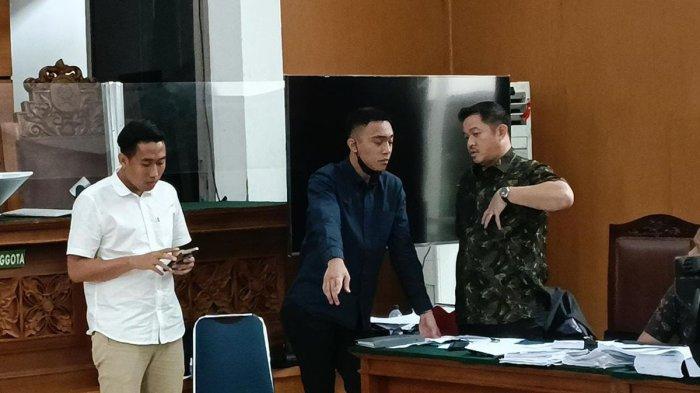 Terdakwa kasus penganiayaan kepada David yakni Mario Dandy (tengah) yang tampak menggunakan kemeja biru tua lengan panjang dan celana hitam panjang, Selasa (27/6/2023). Diketahui, Mario selalu mengubah penampilannya saat sidang bergulir.