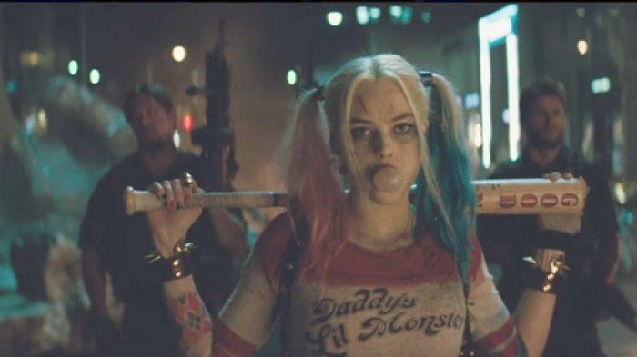 Margot Robbie sebagai Harley Quinn dalam film Suicuide Squad.