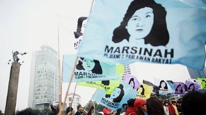 Bendera Marsinah dikibarkan oleh puluhan buruh perempuan yang tergabung dalam Federasi Buruh Lintas Pabrik (FBLP) saat berunjuk rasa di kawasan Bundaran Hotel Indonesia, Jakarta Pusat, Minggu (9/3). Aksi memperingati hari perempuan sedunia itu menyuarakan sosok Marsinah sebagai pejuang dan pahlawan bagi rakyat.
