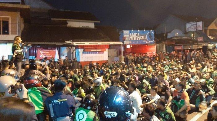 Massa dari driver online tampak berkumpul di jalan Babarsari, Depok, Sleman