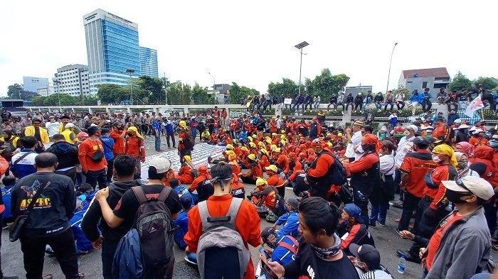 Foto ilustrasi: Massa menggelar unjuk rasa menolak omnibus lawa di depan Gedung DPR RI, Senayan, Jakarta Pusat, Kamis (16/7/2020). Pada Jumat (14/8/2020) petang, ratusan mahasiswa dari berbagai kampus di DKI Jakarta berkumpul di dekat Gedung DPR/MPR/DPD RI untuk menggelar demonstrasi usai Presiden Joko Widodo menyampaikan pidato di hadapan wakil rakyat.
