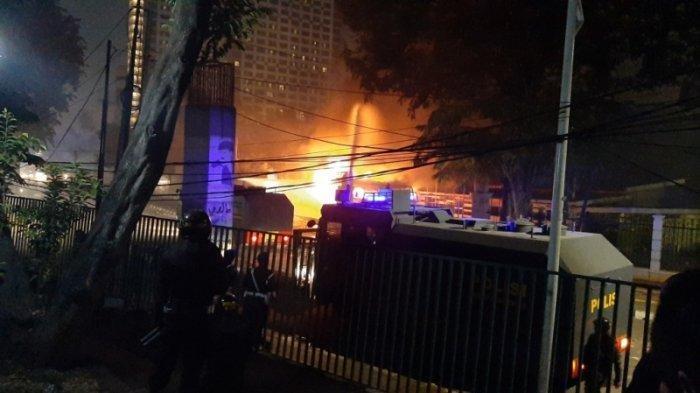 Massa membakar sebuah bus dan mobil Jeep di kawasan Senayan