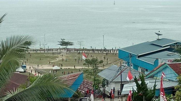 Massa saat berkumpuk di Pasar Fakfak Papua Barat Rabu (21/8/2019)