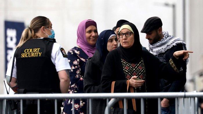 FOTO: Maysoon Salama (kanan), pada penyintas dan anggota keluarga dari serangan masjid Christchurch tiba di luar Pengadilan Tinggi Christchurch menjelang hari pertama dari empat hari sidang vonis warga Australia, Brenton Tarrant di Christchurch pada 24 Agustus 2020.