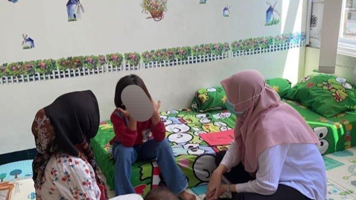 SAH (baju merah), siswi SD yang buta karena dicolok dengan tusuk bakso, mendapat pendampingan dari Dinas KBPPPA Gresik.