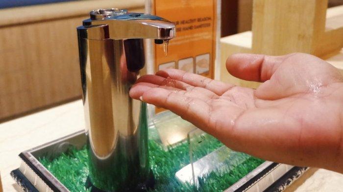 Menerapkan era touchless di hand sanitizer hotel.