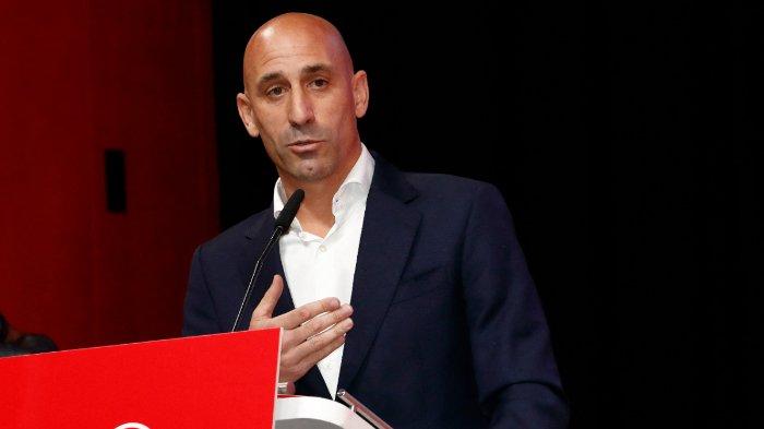 Dalam gambar selebaran yang dirilis oleh Federasi Sepak Bola Kerajaan Spanyol (RFEF) pada 25 Agustus 2023, Presiden RFEF Luis Rubiales menyampaikan pidato pada sidang umum luar biasa federasi pada 25 Agustus 2023 di Las Rozas de Madrid. Luis Rubiales pada 10 September 2023 mengatakan dia akan mengundurkan diri sebagai ketua federasi sepak bola Spanyol setelah skandal ciuman.