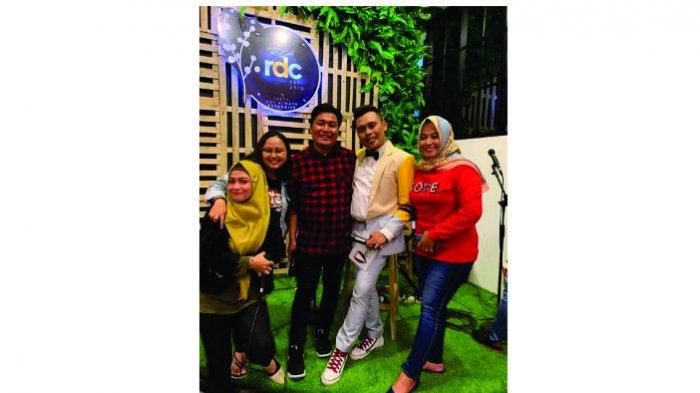 Merry menyambangi kafe milik Bu Dendy