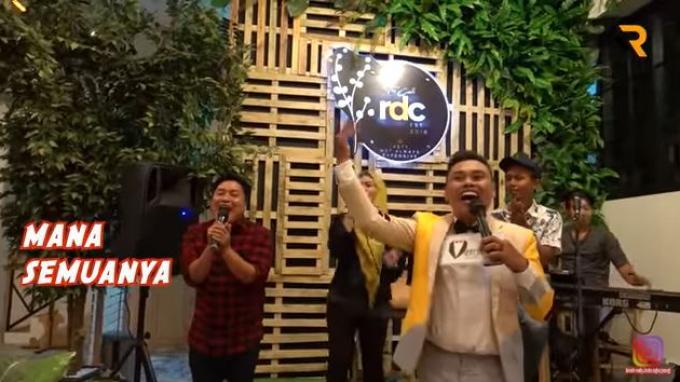 Merry saat mendatangi kafe milik Bu Dendy