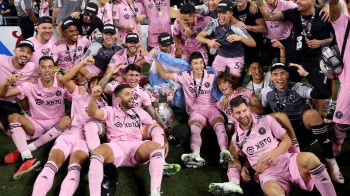 Inter Miami CF merayakan setelah mengalahkan Nashville SC untuk memenangkan pertandingan final Piala Liga 2023 antara Inter Miami CF dan Nashville SC di GEODIS Park pada 19 Agustus 2023 di Nashville, Tennessee.