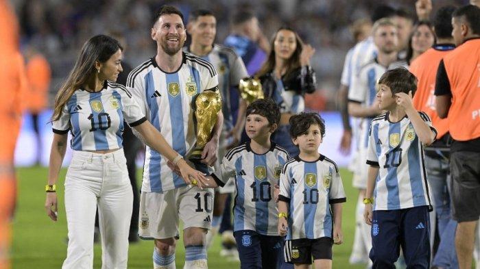 Pemain depan Argentina Lionel Messi merayakan dengan istrinya Antonela Roccuzzo (kiri) dan anak-anak mereka Mateo (tengah), Ciro (2-kanan) dan Thiago (kanan) selama upacara penghargaan untuk pemain pemenang Piala Dunia, setelah pertandingan sepak bola persahabatan antara Argentina dan Panama di Stadion Monumental di Buenos Aires pada 23 Maret 2023. Lionel Messi mengakhiri malam kegembiraan yang tak terkendali dengan gol ke-800 dalam karirnya saat juara dunia Argentina merayakan kepulangan mereka dengan kemenangan persahabatan 2-0 atas Panama yang keras kepala di Buenos Aires pada hari Kamis.