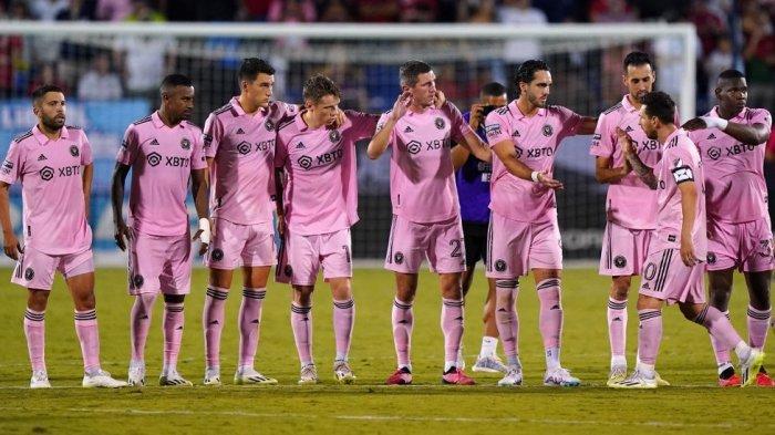 Lionel Messi #10 dari Inter Miami CF merayakan dengan rekan setimnya setelah melakukan percobaan tendangan penalti pada pertandingan Babak 16 besar Piala Liga 2023 antara Inter Miami CF dan FC Dallas di Stadion Toyota pada 06 Agustus 2023 di Frisco, Texas.