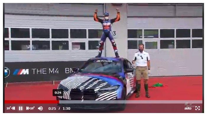 Miguel Oliveira berdiri di atas BMW yang dihadiahkan kepanya