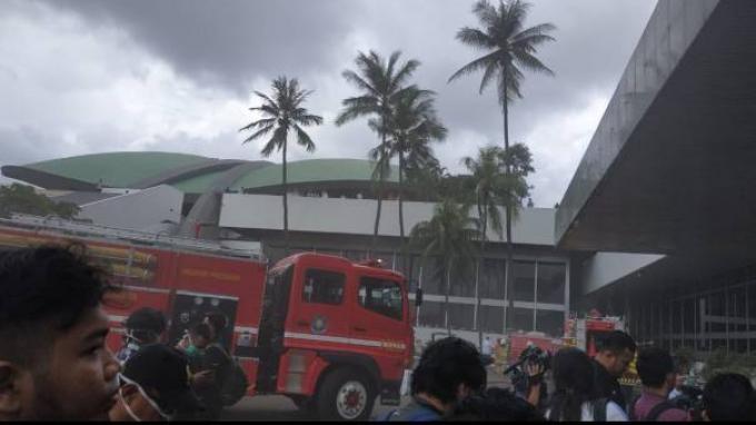 Mobil pemadam kebakaran saat dikerahkan di Gedung DPR, Senin (24/2/2020). (Sumber: Istimewa)