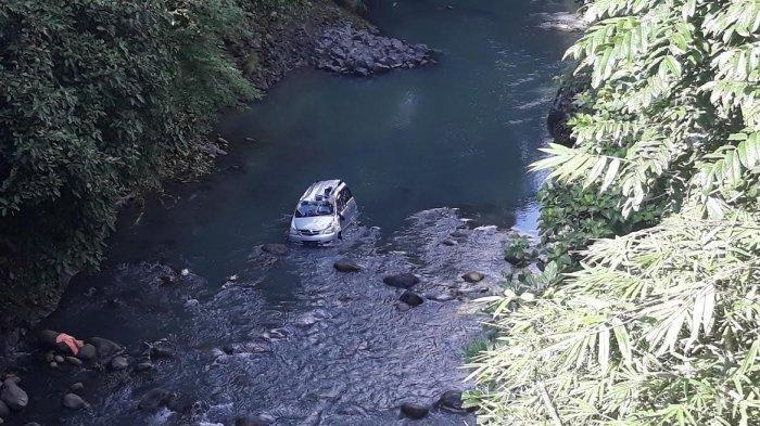 Mobil rombongan pengantin masuk jurang