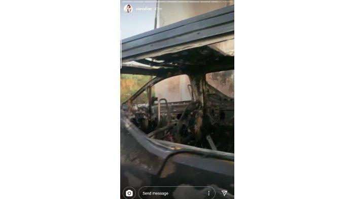 Mobil Via Vallen terbakar
