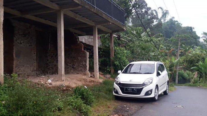 Mobil yang ditinggalkan pemiliknya