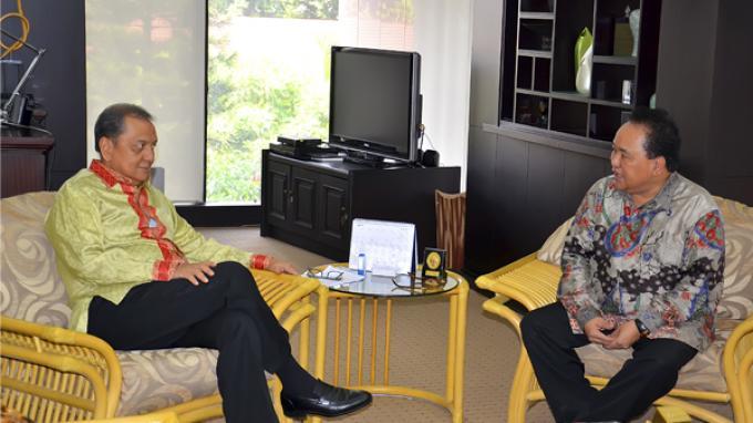 Mohamad S Hidayat dan Bambang Sujagad